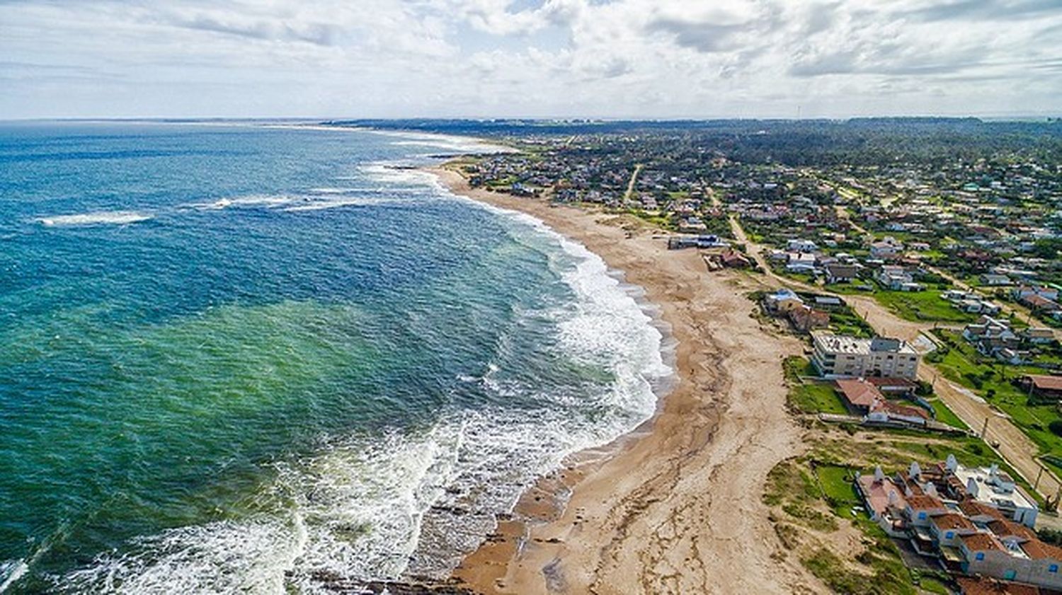 ¿Verano en la costa Argentina o Uruguaya?: Precios en supermercados y restaurantes