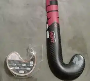 Sustraen elementos de hockey del interior de una camioneta
