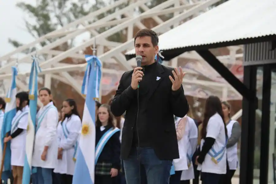 El Intendente encabezó el acto de promesa de lealtad a la Bandera Nacional