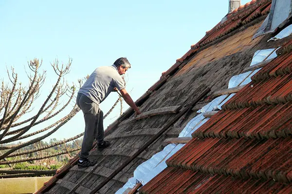 Arreglos en el techo del edificio de la Municipalidad