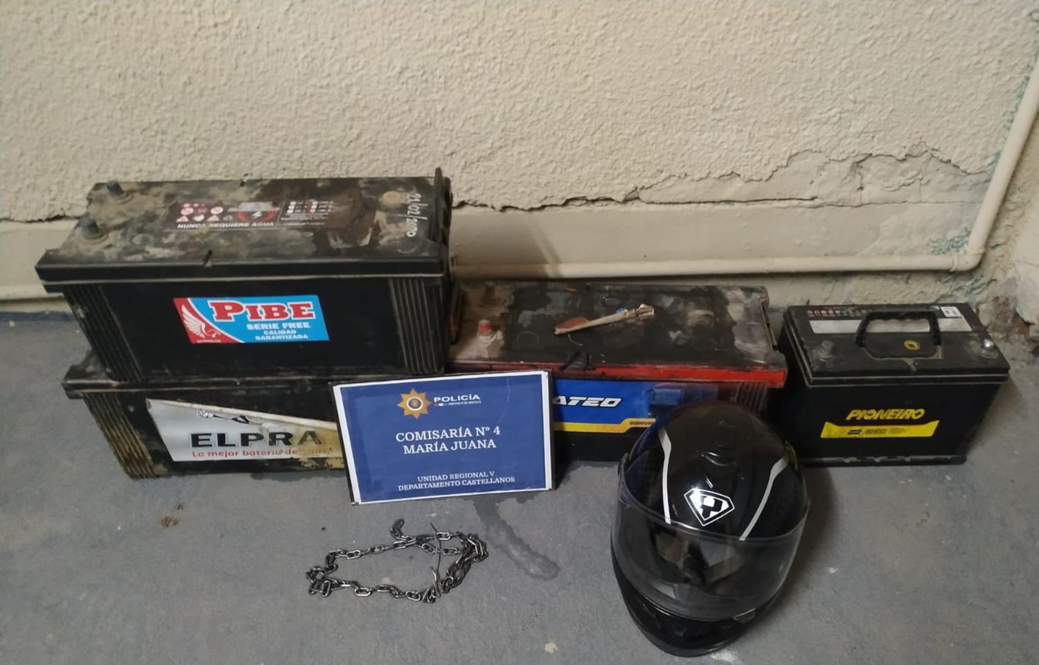 Cayeron dos mayores y un menor con baterías y un casco robados de un galpón