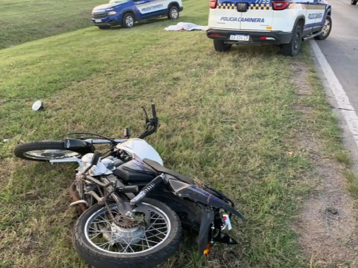 Corrían una picada en moto, chocaron y uno murió