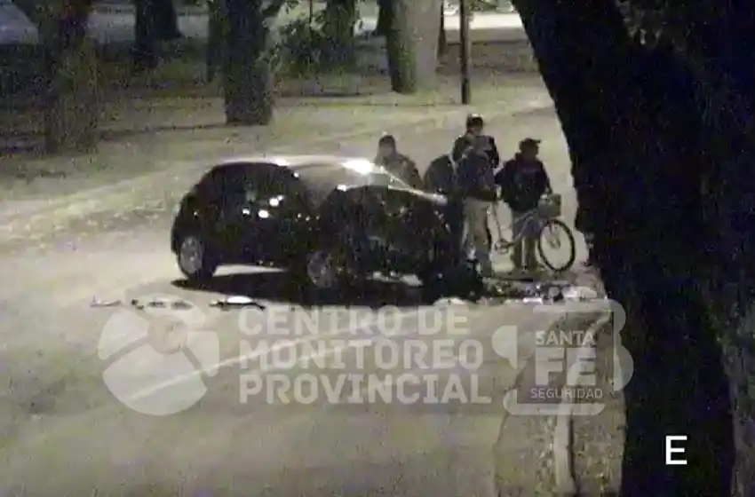 Video: perdió el control de su auto y chocó contra un árbol del Parque Independencia