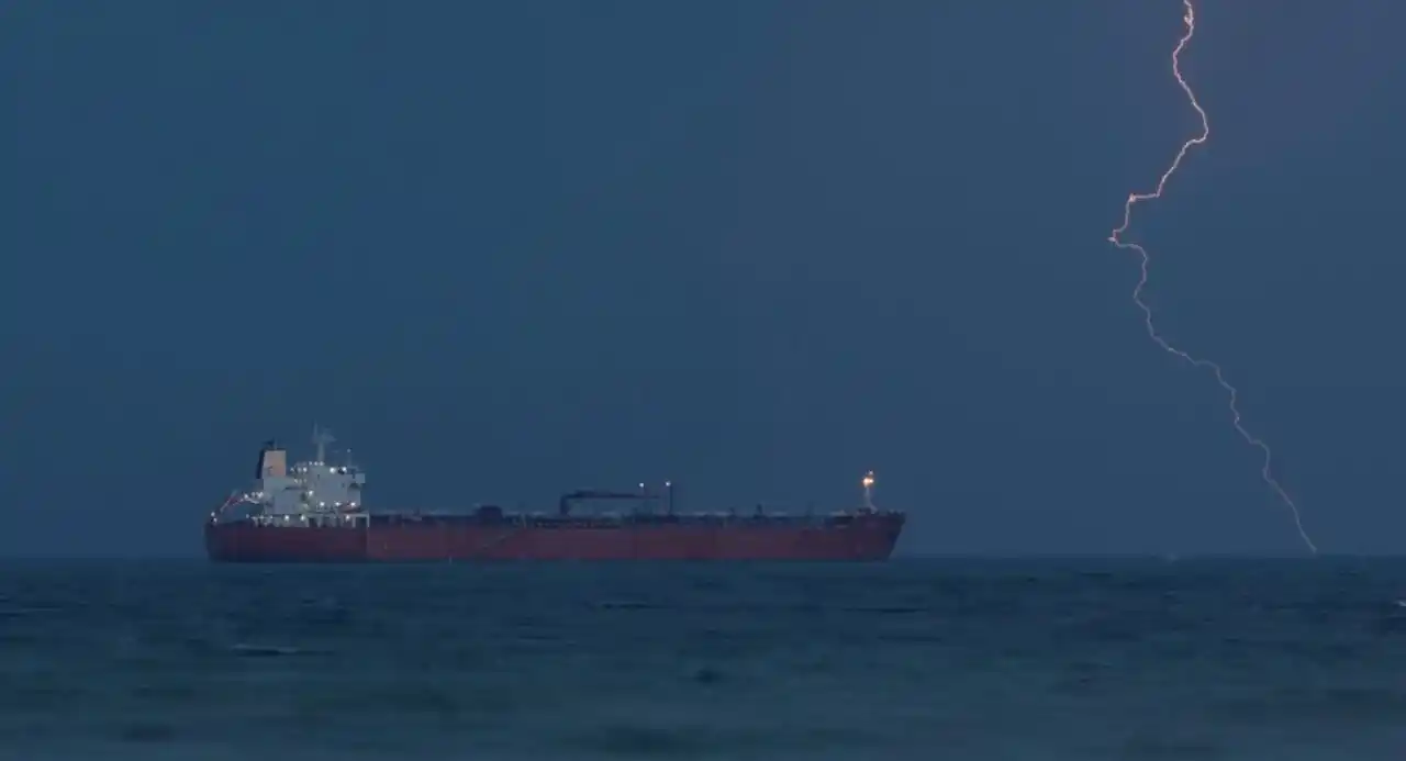 A 48 horas del plazo fijado por Donald Trump, Irán exige coordinación obligatoria para navegar por el paso estratégico.