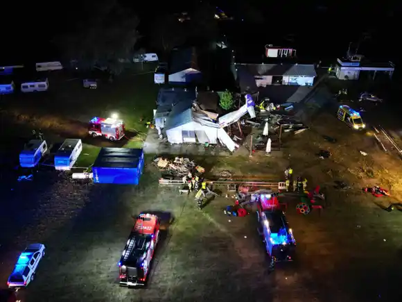 ¡TRAGEDIA EN POLONIA! Avión se estrelló contra un hangar y deja cinco fallecidos (+DETALLES)