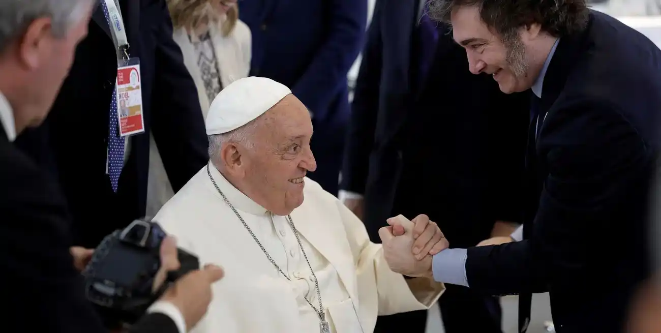 Cambia, todo cambia. El 12 de febrero de 2024, Francisco recibió la visita del presidente Javier Milei en el Vaticano. El encuentro fue e cordial y entretenido, pese a los agravios e improperios que el dirigente libertario supo dedicarle al Sumo Pontífice durante años. Foto: Reuters