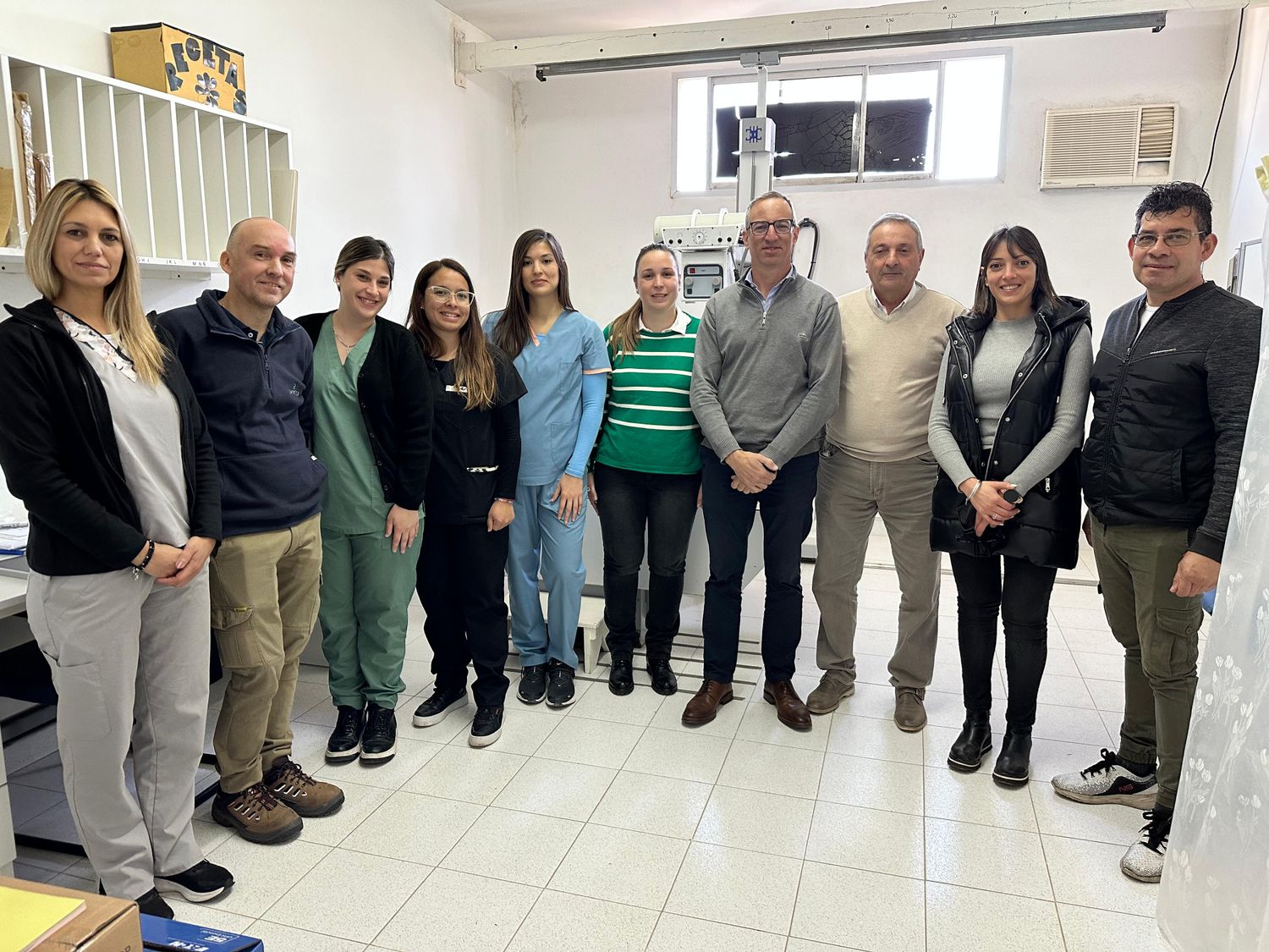 Trabajo mancomunado. Autoridades de Salud, Comuna y SAMCo, durante la entrega del equipo digitalizador de rayos x