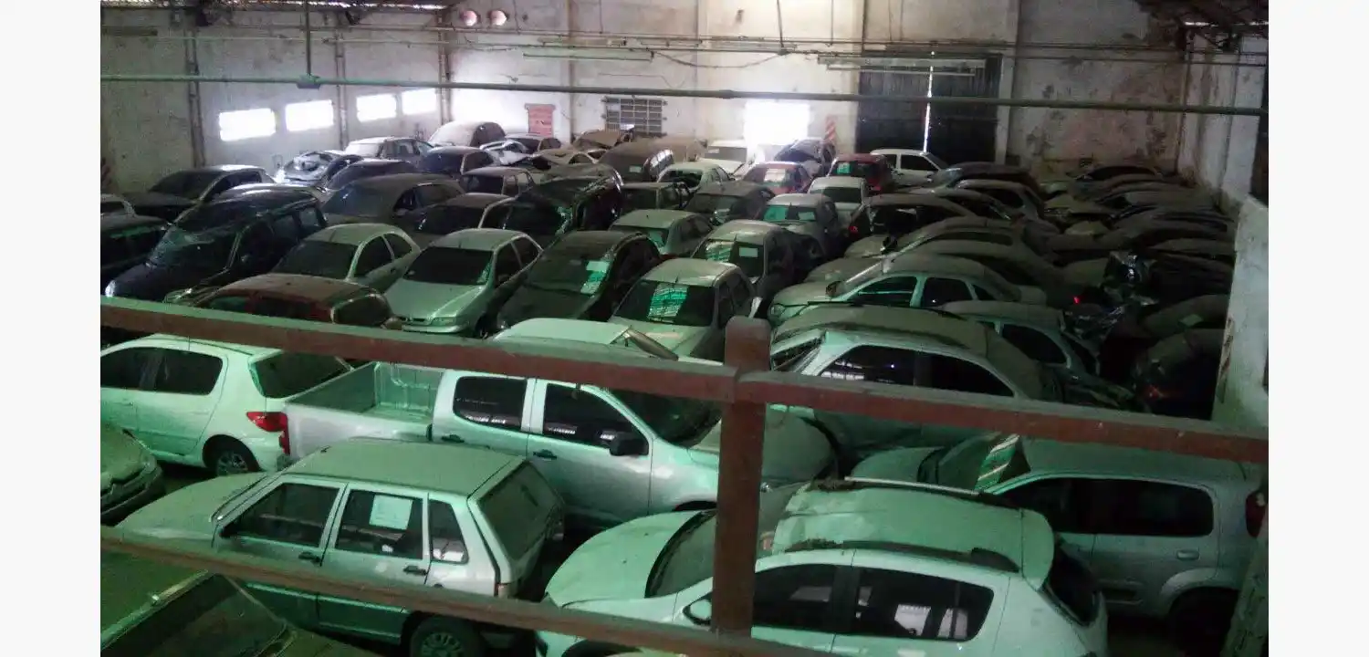 Clausuraron un galpón donde había 120 autos sin habilitación