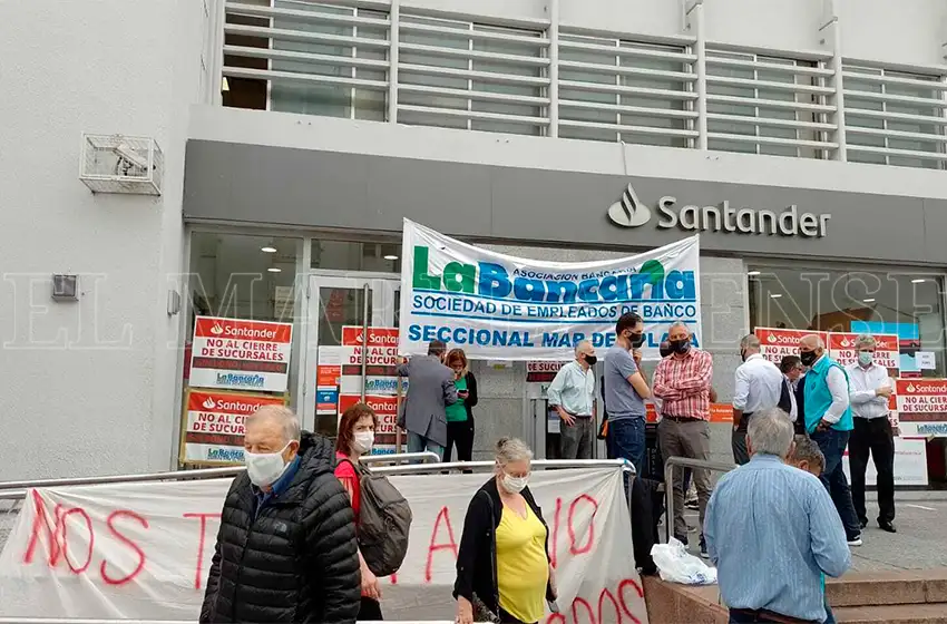 Aumento en un 94% y bono de $185 mil: el buen "hábito" de los bancarios