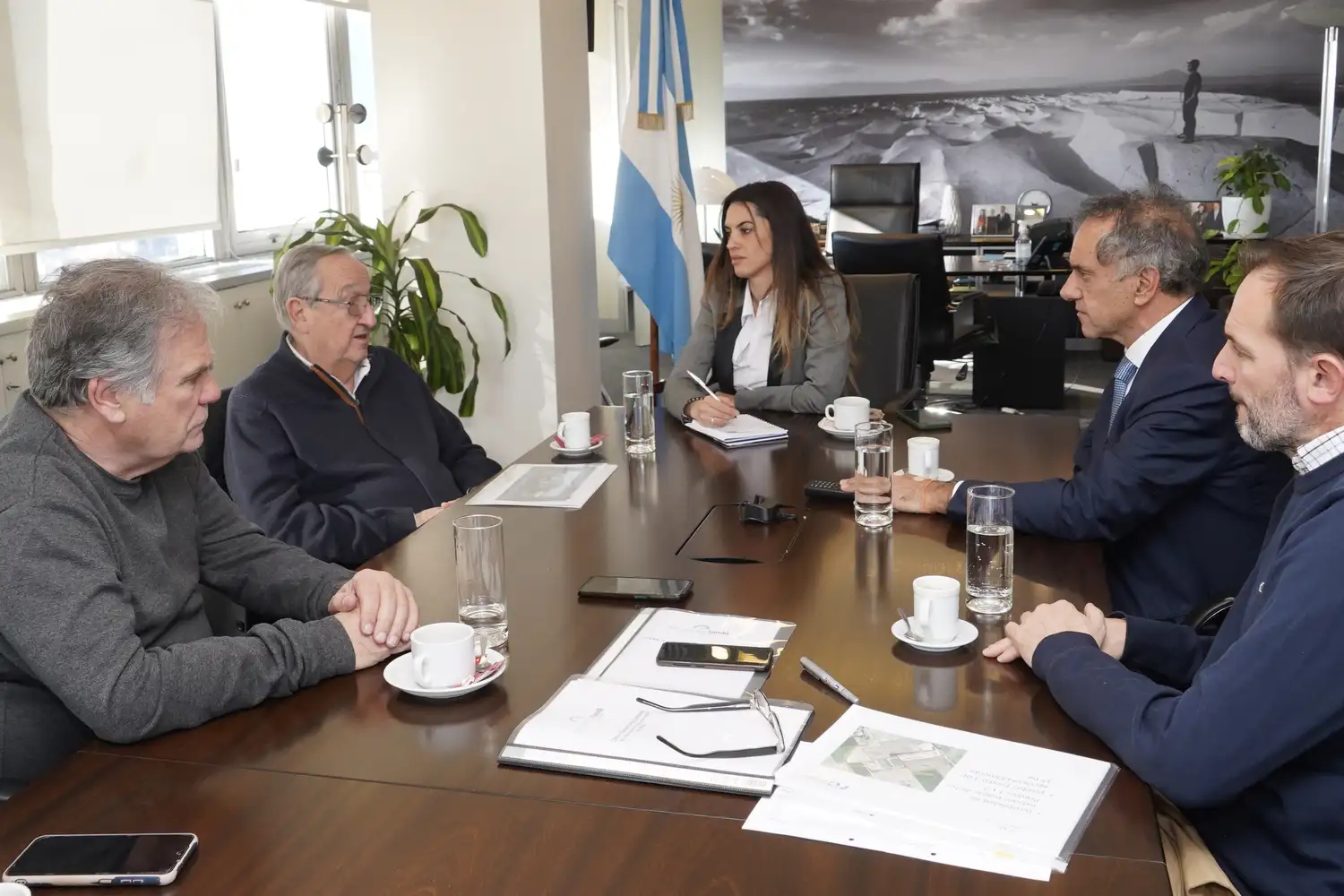 Durante el encuentro las autoridades estuvieron trabajando sobre diferentes temas importantes para el desarrollo de la ciudad, vinculados a áreas de competencia de la secretaría nacional.
