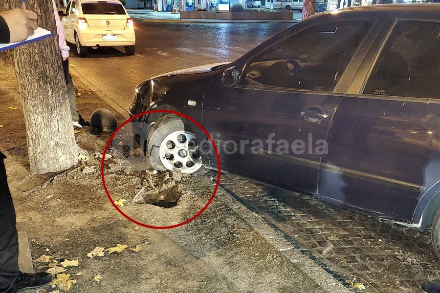 Pasadito de copas, en la previa del Día del Amigo: chocó contra un árbol en pleno Bv. Roca