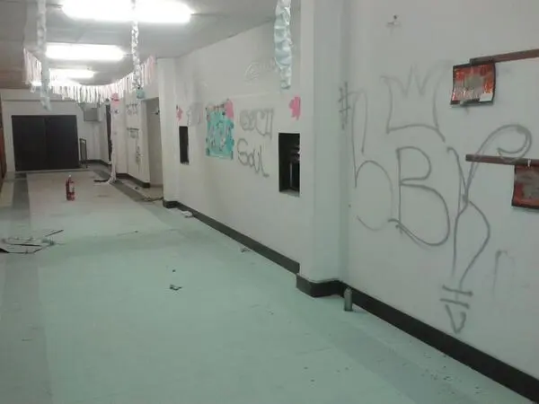 Suspendieron las clases por pintadas y destrozos en la escuela de Platense 