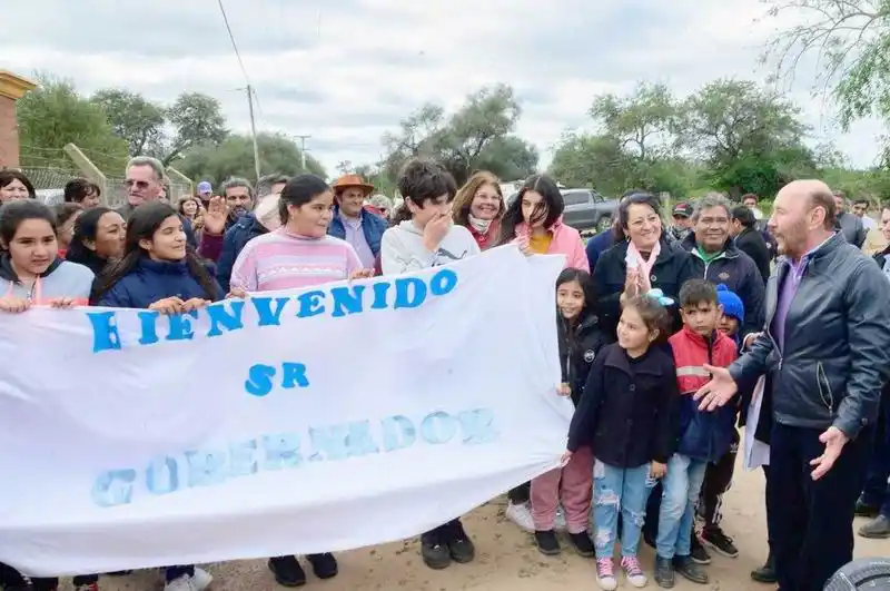El gobernador visitó las localidades 
de Fortín Soledad y Punta del Agua