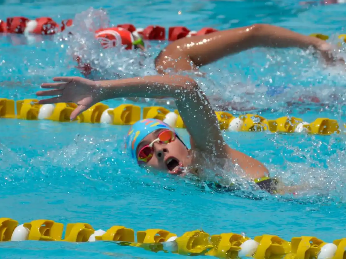 Malena se tira a la pileta en Paraguay