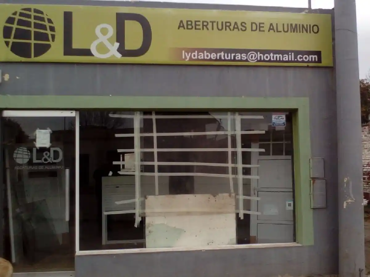 Otra vez rompen una vidriera para robar un negocio 