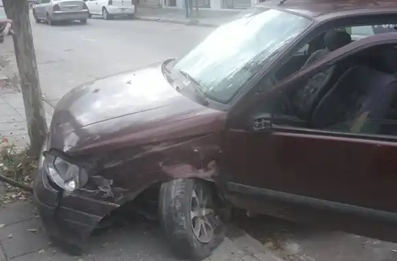 Conducía ebrio, chocó un auto estacionado y terminó contra un árbol