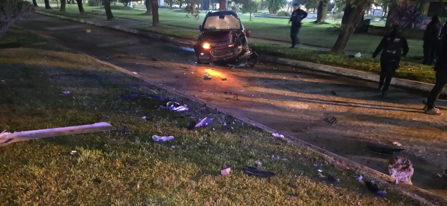El vehículo impactó contra un poste de luz en el cantero central de Plaza Vélez Sarsfield, sin que se registraran heridos.
