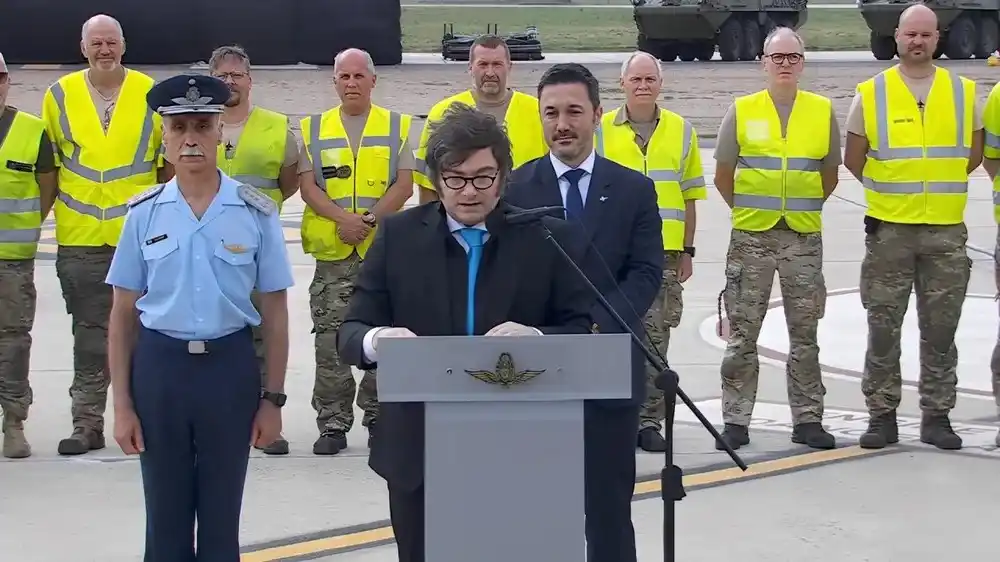Milei hizo la presentación de los nuevos aviones en Córdoba.