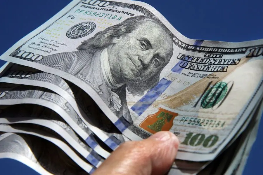 Dólar blue: inició la semana en baja y la divisa cerró a $286
