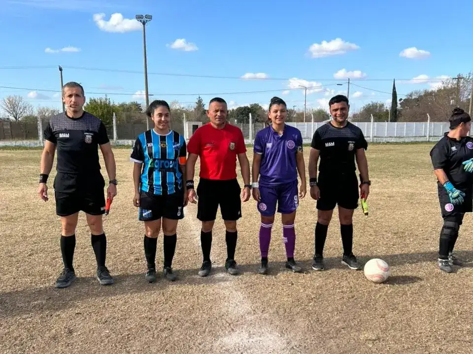 Imagen del partido entre Sportivo y Babilonia con las capitanas y la terna arbitral de la polémica.