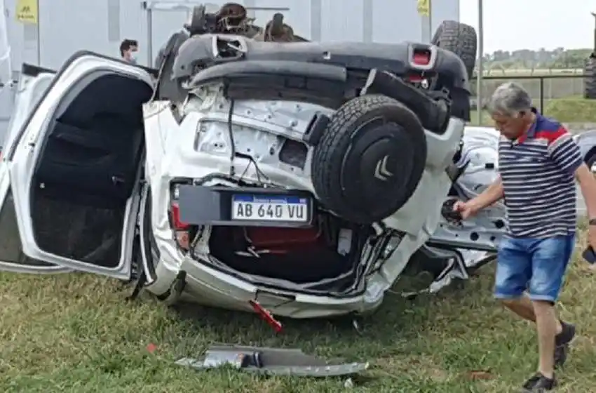 Siniestro vial en la autopista Rosario-Buenos Aires: tres hombres resultaron heridos tras un espectacular vuelco