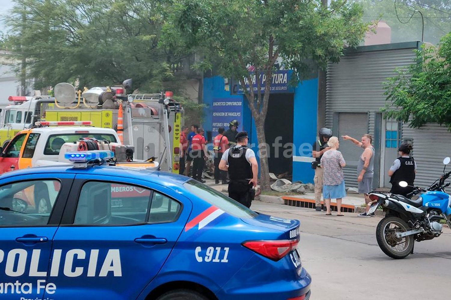 VIDEO | Se incendió un auto eléctrico dentro de un taller y tuvieron que intervenir los Bomberos