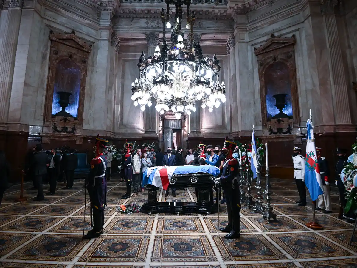 El velatorio de Menem se extenderá hasta las 15 y luego sus restos serán inhumados en el cementerio islámico