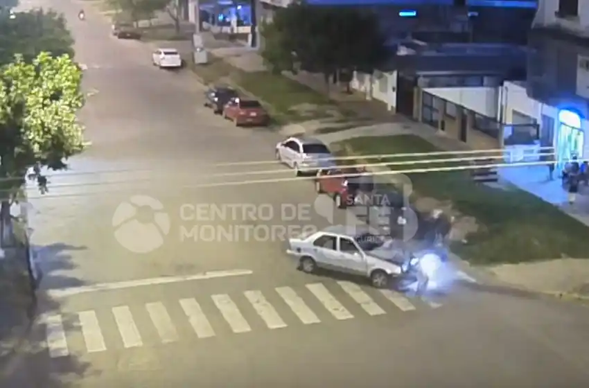 Impactante choque en zona sur: motociclistas volaron por los aires al impactar con un auto
