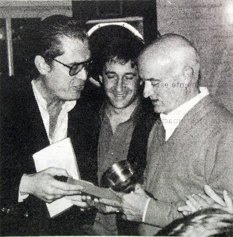 Ajedrez. Juan José Aloisi entregaba un recordatorio al ajedrecista Juan Carlos Obregoso