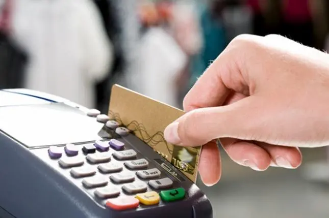 Las comisiones que las tarjetas cobran a comercios bajarán en enero