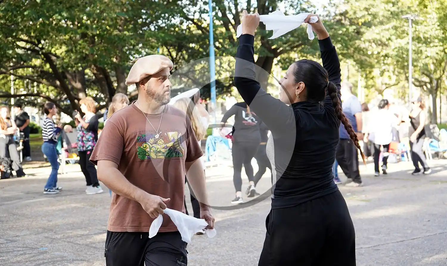 Se celebra el Día de la Zamba en la Plaza con música y danzas