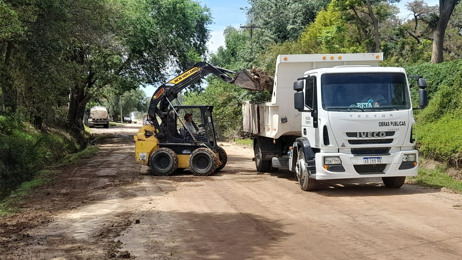 Sostenido trabajo de desmalezado en los espacios públicos y barrios de la ciudad