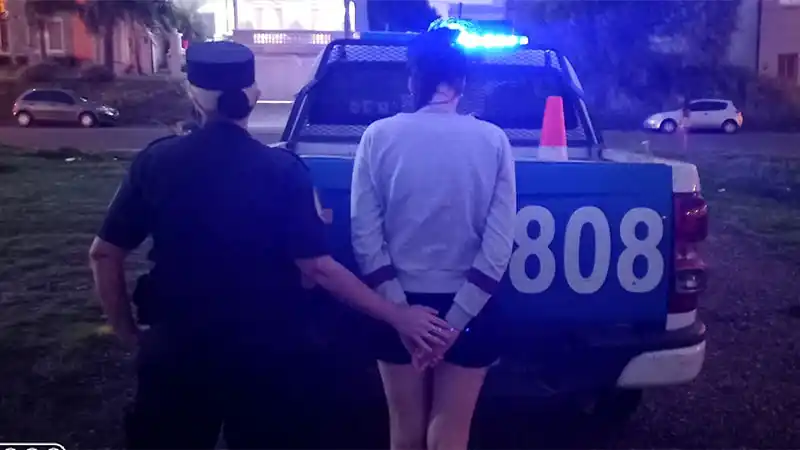 Una mujer persiguió y atacó a su ex y a la novia: revelaron lo que originó la discusión