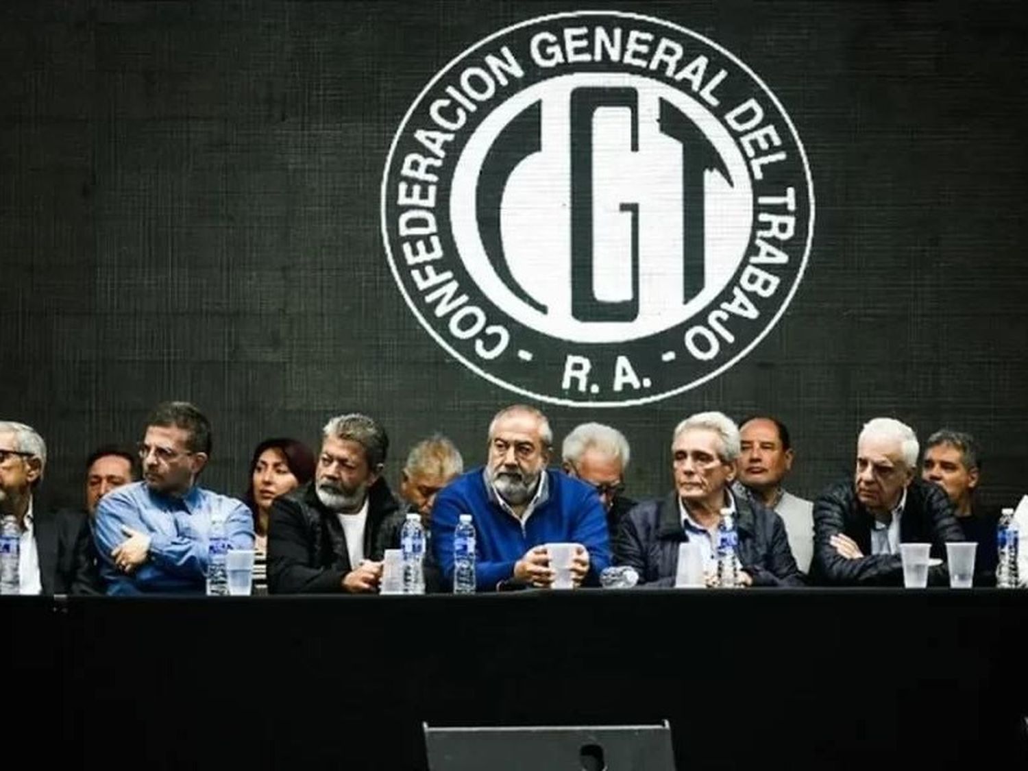 Entre los principales fundamentos, la CGT argumentó que el DNU de Milei amplía de manera arbitraria el listado de actividades consideradas “servicios esenciales”