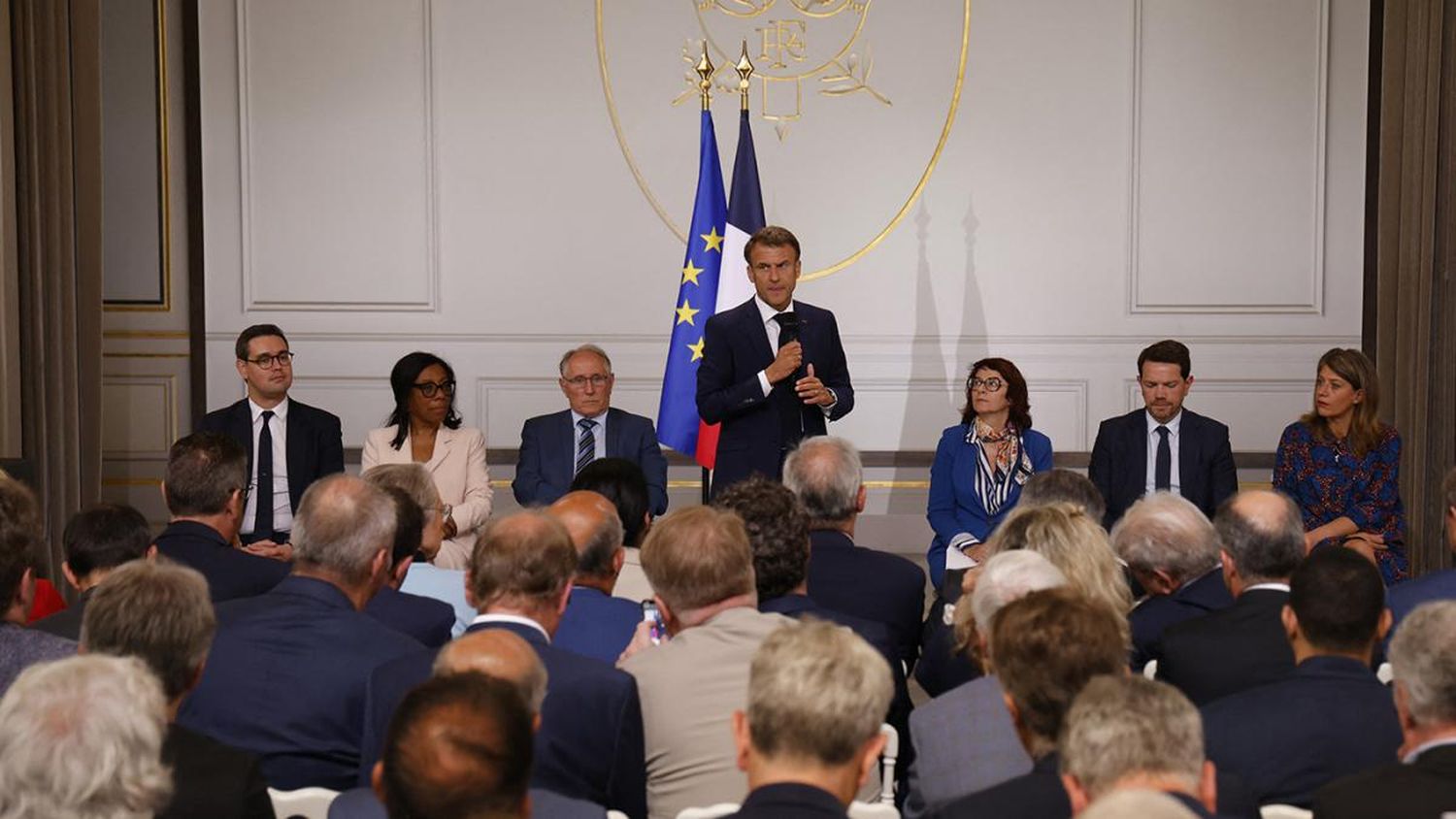 Decae la violencia en Francia y Macron prometió a los alcaldes compensar daños