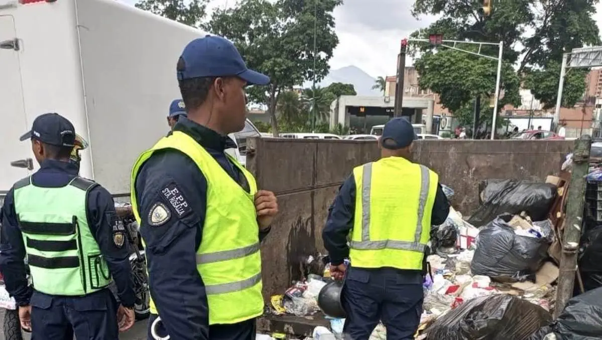 Transeúntes se toparon con un sorprendente hallazgo en contenedor de basura en La Bandera