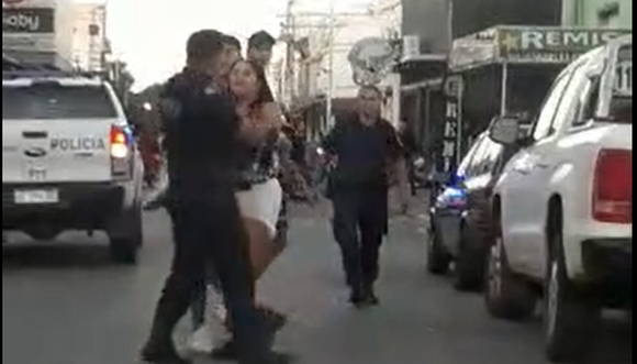Pelea contra policías: apareció el video en el que se ve a una chica golpear a un agente