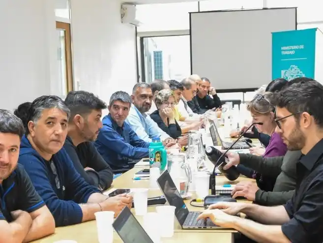 Docentes y estatales rechazaron la oferta de provincia