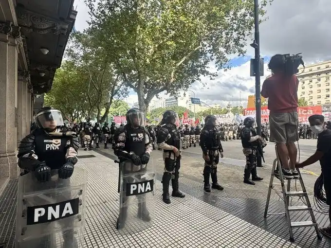 La PFA cortando la vereda en la zona de Congreso.