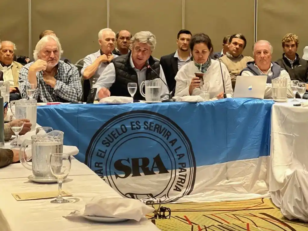 Nicolas Pino y autoridades de la SRA