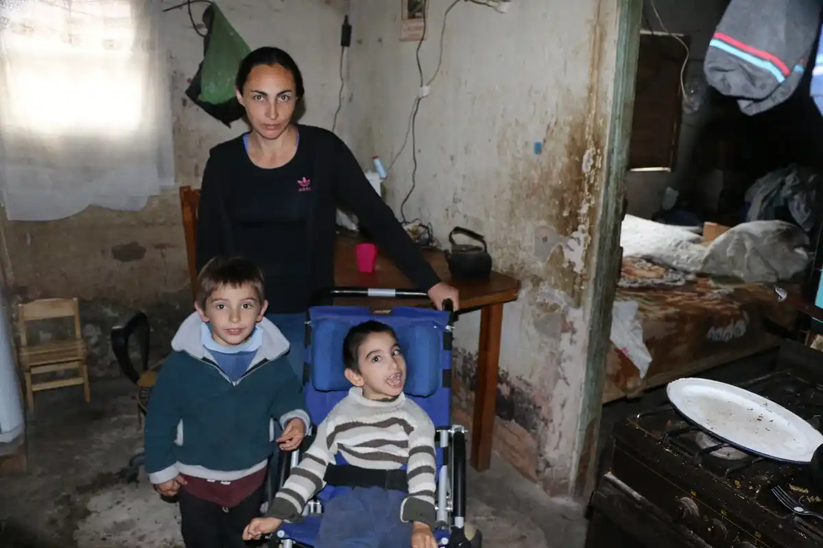 Una mujer y su hijo con discapacidad necesitan una vivienda digna donde poder vivir