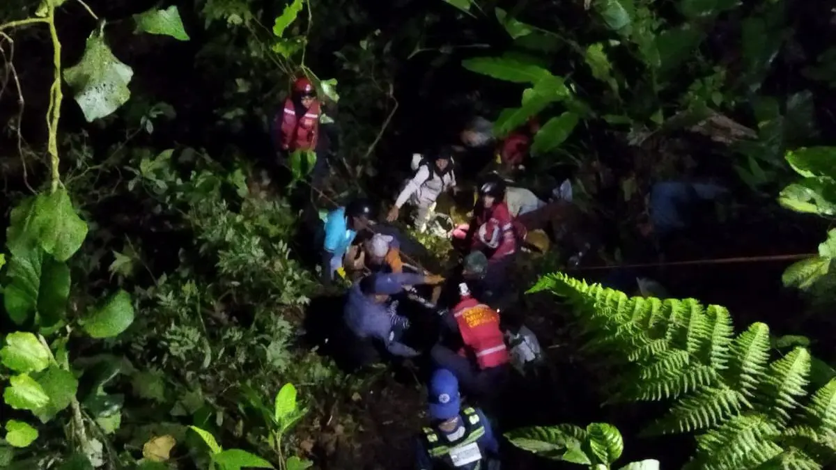 3 muertos y al menos 12 heridos dejó volcamiento de pick-up en carretera de Ocumare de la Costa (Fotos/Video)