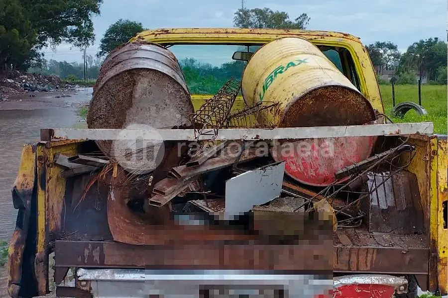 Robaron elementos de una obra, intentaron huir y quedaron empantanados: presos
