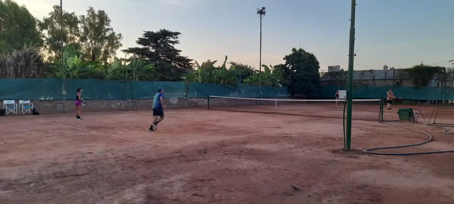 La Escuela de Tenis del Club Sociedad Sportiva se reactiva tras dos años de inactividad