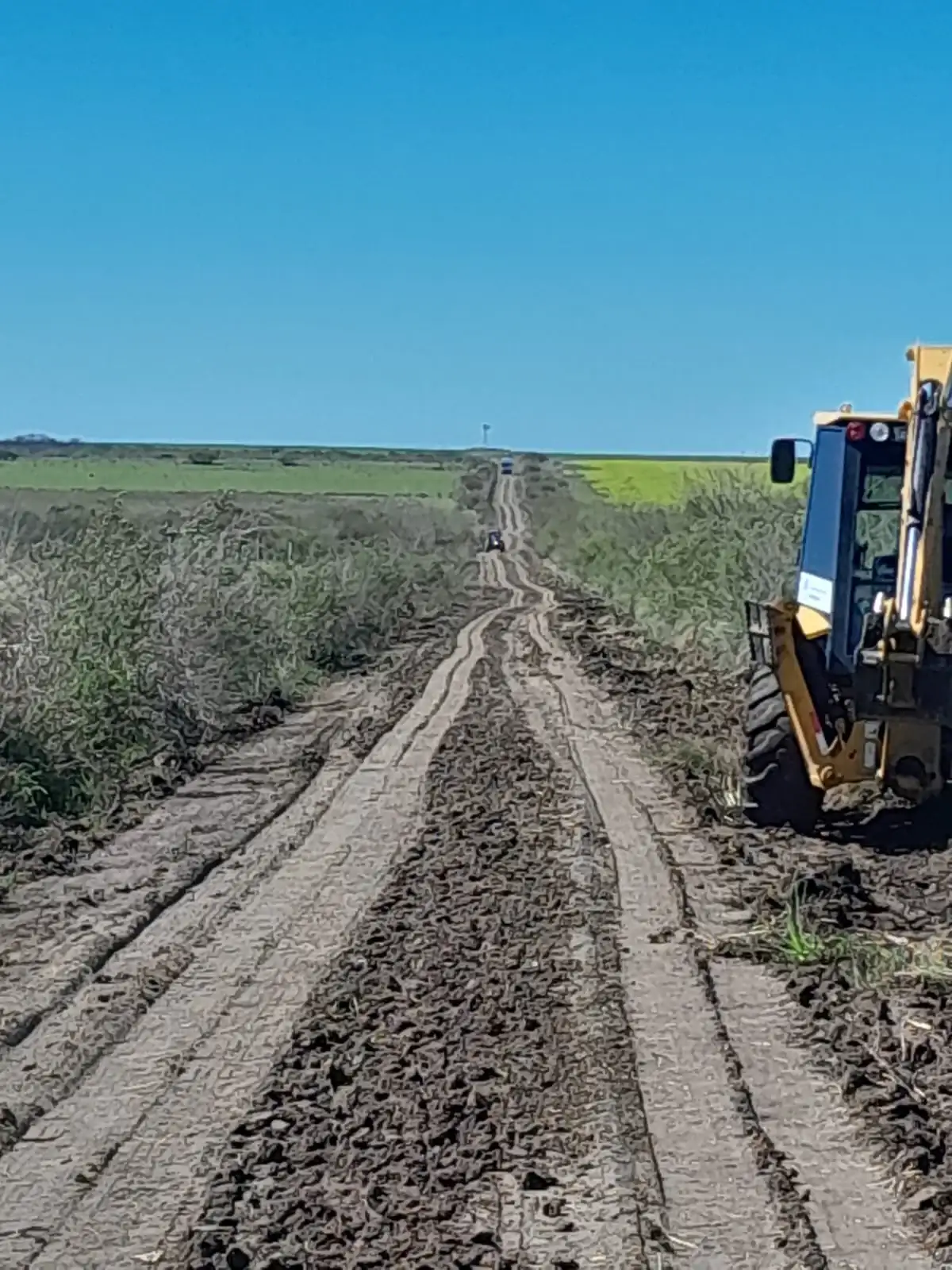 Aldea Asunción: ejecutan trabajos de acondicionamiento y limpieza de banquinas en caminos rurales