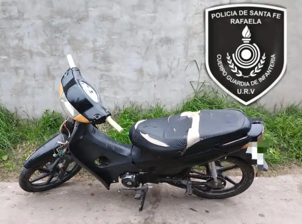 Encontró una moto manipulada en su patio y avisó a la policía: tenía los cables cortados