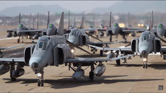 Los últimos F-4E Phantom surcoreanos se lucen en espectacular Elephant Walk