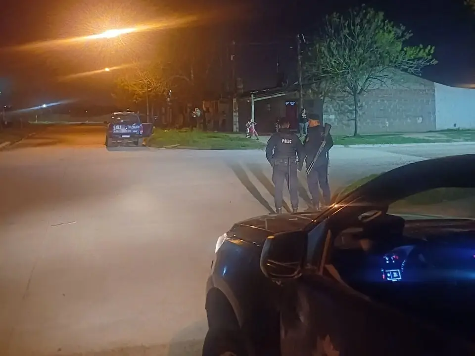 Amplio despliegue policial en tres barrios de la ciudad: identificaron a 35 personas y secuestraron dos motos
