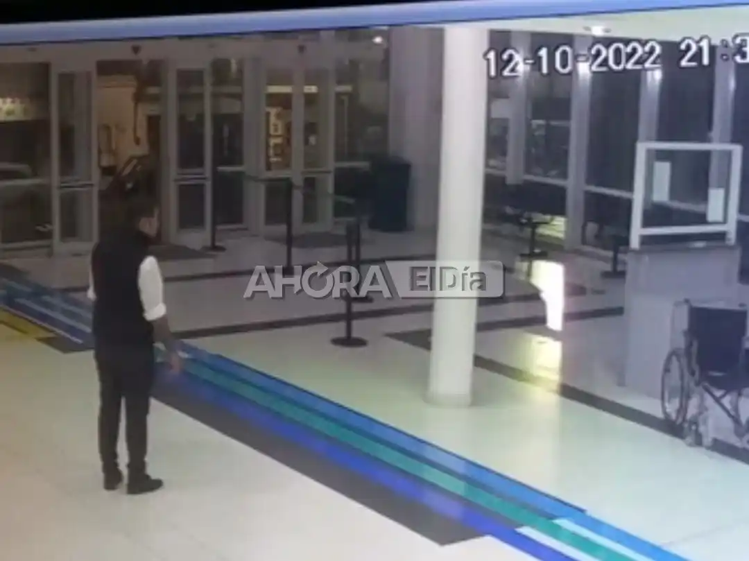 Video: Un hecho paranormal pasó en el Hospital Centenario y dejó petrificado a un guardia de seguridad