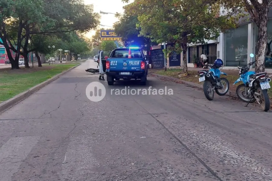 Joven que circulaba en moto chocó contra un auto estacionado y tuvo que ser trasladado